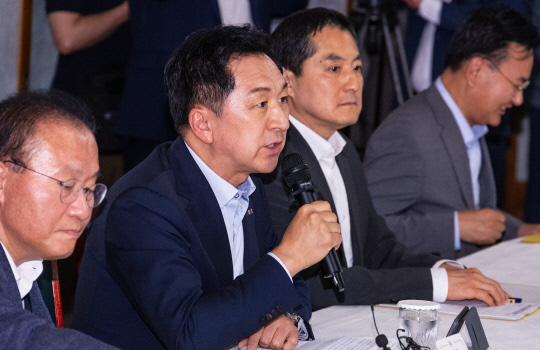 김기현 국민의힘 대표가 18일 오후 서울 종로구 총리 서울공관에서 한덕수 국무총리 등 당정 관계자가 참석한 가운데 열린 고위당정협의회에서 발언하고 있다. 이날 고위당정협의에서는 후쿠시마 원전 오염수 관련 대응 상황을 점검하고 중대 범죄자 신상 공개 확대 방안 등이 논의됐다.<연합뉴스>